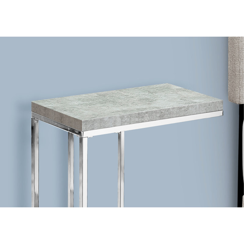 Table moderne avec stratifié en ciment texturé gris et métal - côté salon de la pièce, aire de repos