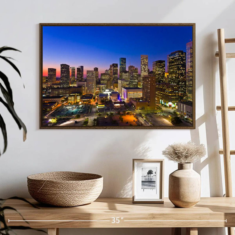 Houston crépuscule ciel, 25 po x 17 po, Cadre flottant noyer