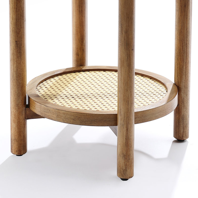 Table d'appoint en bois de pin et bois aggloméré au fini châtaignier avec tablette en rotin