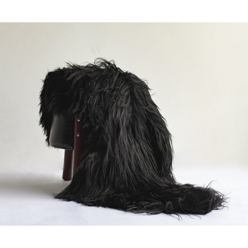 Tapis noir en peau de vache fabriqué à la main