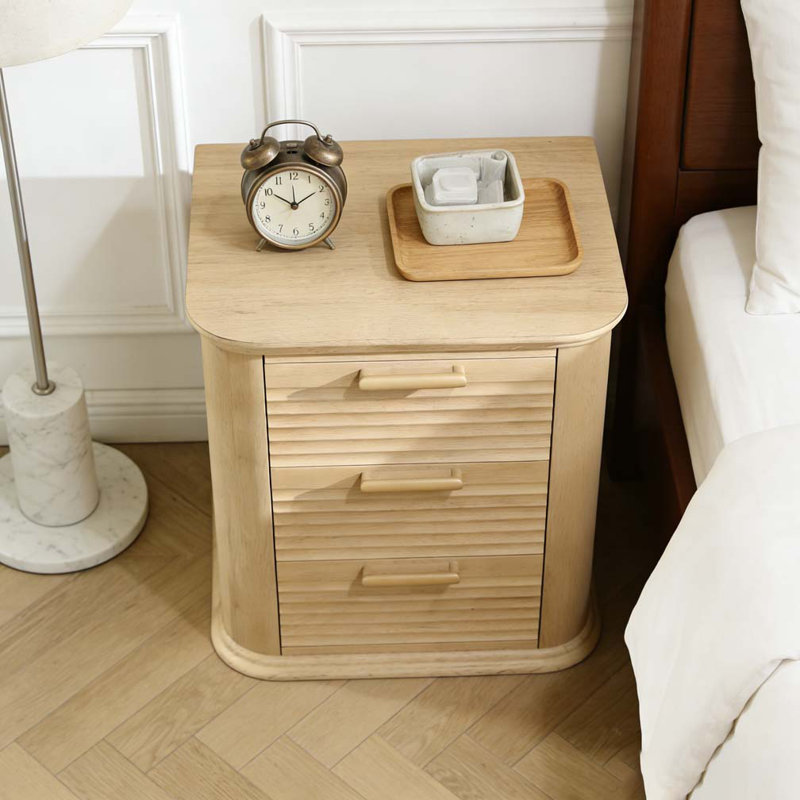 Table de chevet cannelée de 22 po de largeur avec station de charge, Oak