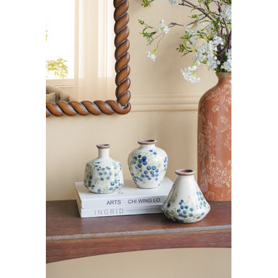 S / 3 vases en céramique blancs à motif de bleuets