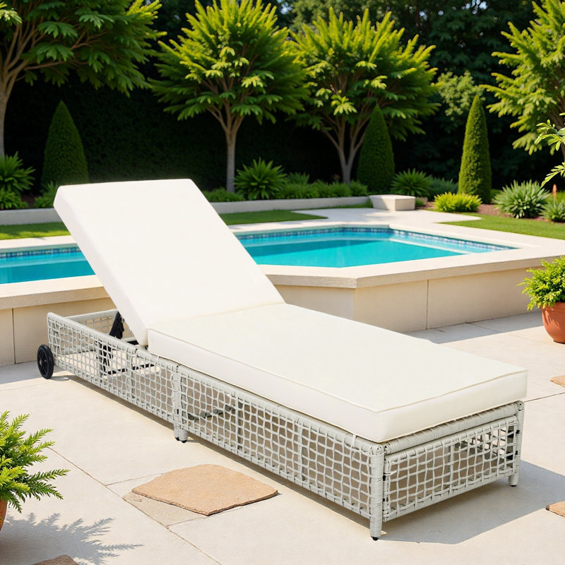 Chaise longue d'extérieur avec dossier à 5 positions, structure en rotin renforcé, repose-pieds réglables et roues mobiles