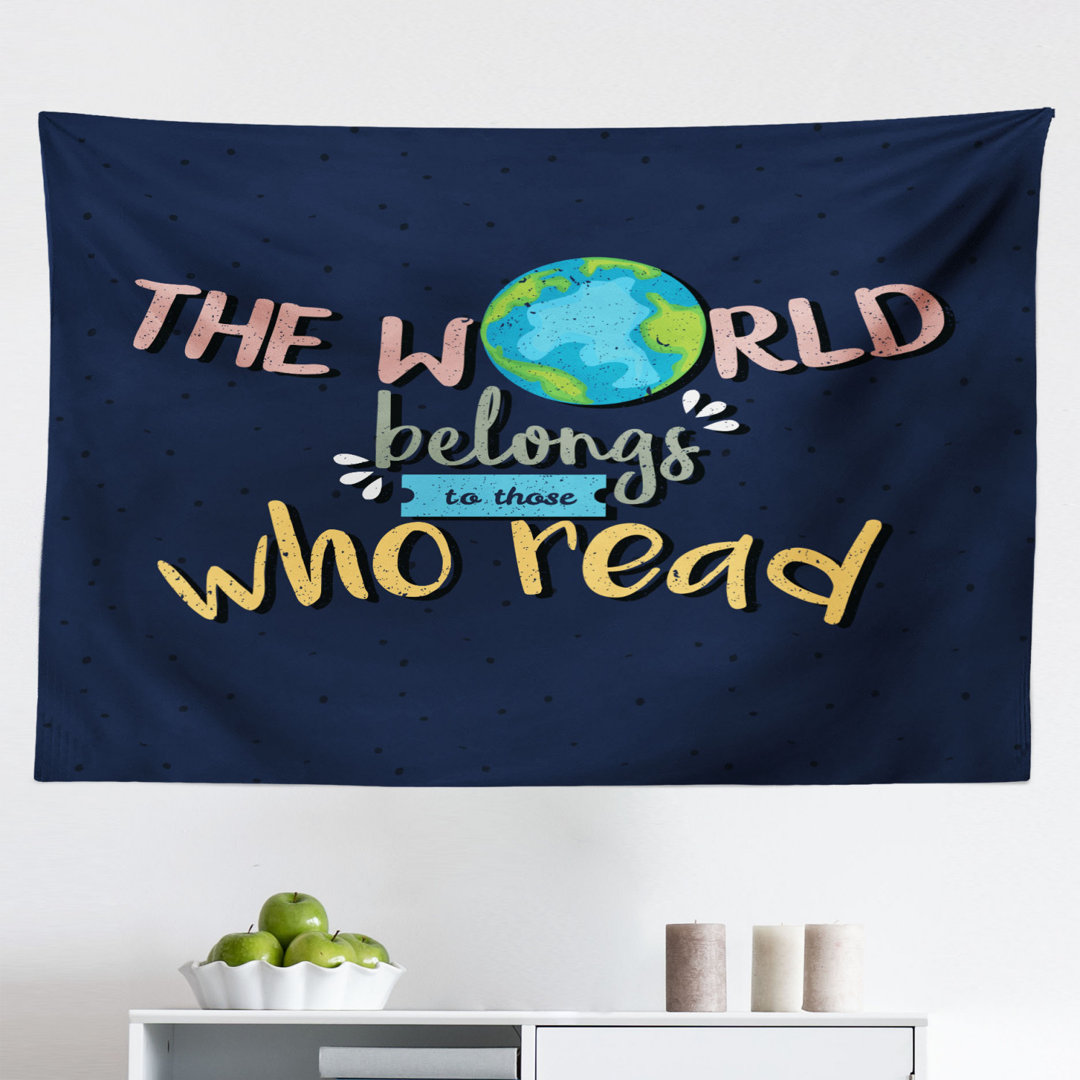 Wandbehang World Belongs To Those Who Read inspirierende Worte Druck auf dunkelblauem Hintergrund