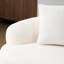Canapé 2 places blanc à compression avec accoudoirs ronds, idéal pour le bureau et les petites chambres, sans montage, style minimaliste, confort ergonomique à ressorts, parfait pour toutes les pièces, coussins inclus