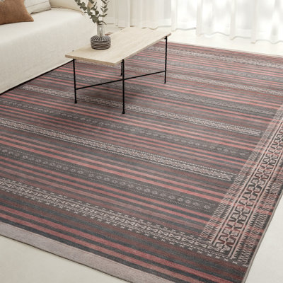 Tapis d'inspiration rétro Calabria, 7 pi 6 po x 9 pi 6 po | Personnage rétro, inspiré de magnifiques tapis héritage, motif à rayures rétro, palette sable, gris anthracite et argile, tissage plat dense