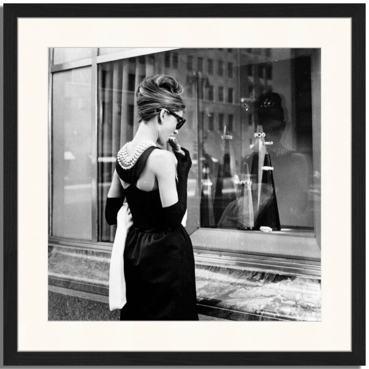 Gerahmtes Poster Audrey Hepburn an Tiffanys Fenster