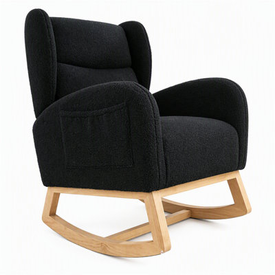 Fauteuil à bascule Teddy en tissu noir (réf. 049), avec dossier à oreilles. Parfait pour les chambres d'enfant. Assise plus large, appuie-tête épais et dossier haut. Pochette de rangement sur le côté droit. Pied en bois massif.