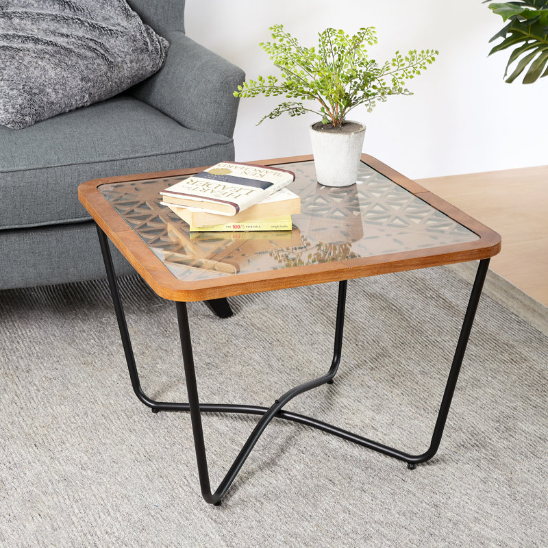 Table basse contemporaine carrée avec verre découpé géométrique artistique et surface facile à nettoyer pour une utilisation pratique Design moderne sur un plateau en bois chaleureux et une atmosphère confortable