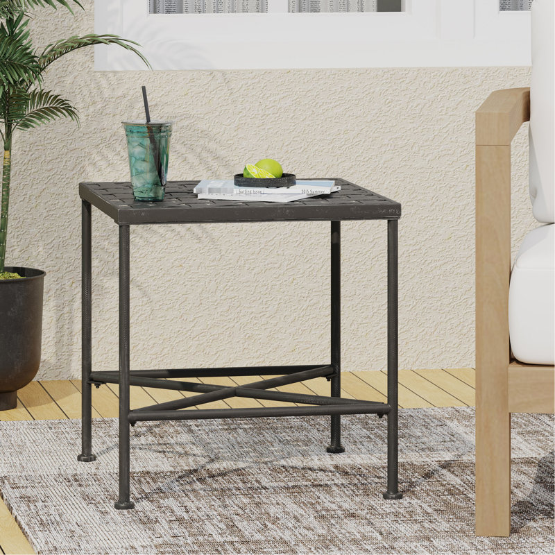Table de bout en fer noir brossé noir pour l'extérieur, P 16,50 po x l 16,75 po, H 16 po, complète les chaises et les tables basses, l'assemblage requiert un look extérieur, convient à tout espace requis
