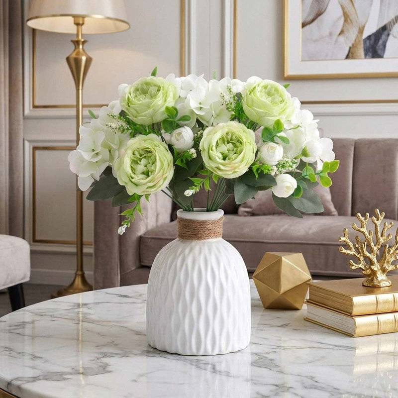 Bouquet de fleurs fausses pivoines et hortensias dans un vase de fleurs, Blanc / Vert