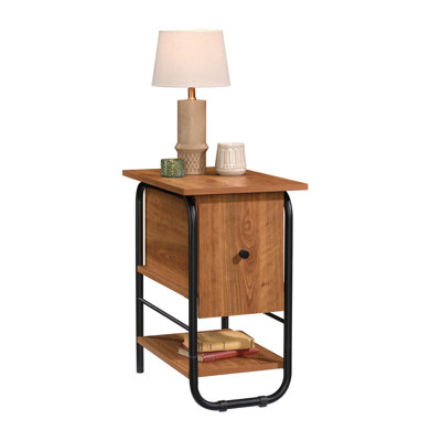 Table d'appoint polyvalente avec finition cerisier naturel et rangement dissimulé, parfaite pour un décor moderne et traditionnel.