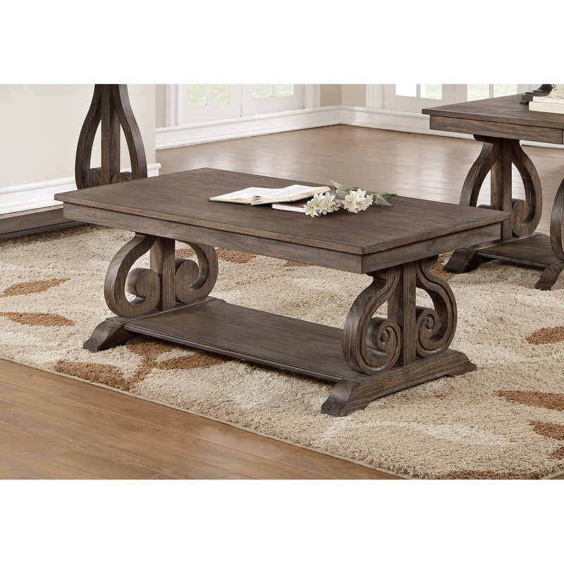Table basse traditionnelle en chêne foncé avec base à volutes et espace de rangement fonctionnel