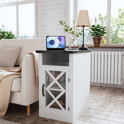 Charmante table de chevet rustique avec portes de grange classiques, accents en métal noir et fonction de charge, largeur de 15,4 po pour les petites chambres, texture grain de bois, profondeur de 15,44 po