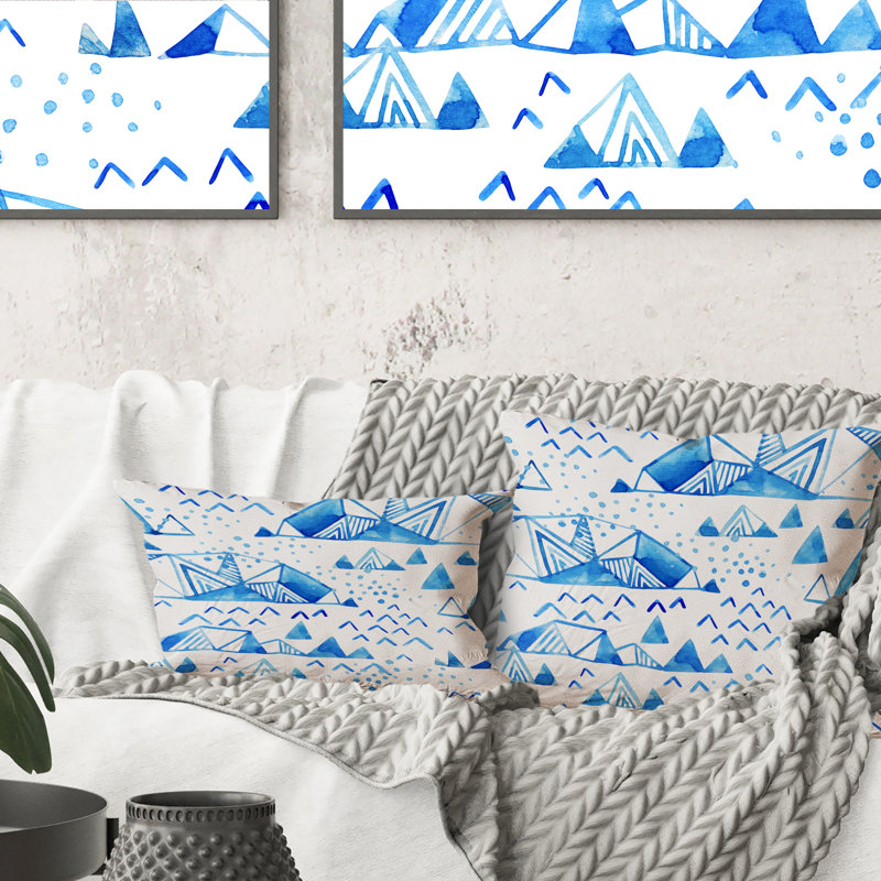 Coussin décoratif triangulaire à motif géométrique bleu sur fond blanc I, 18 po x 18 po