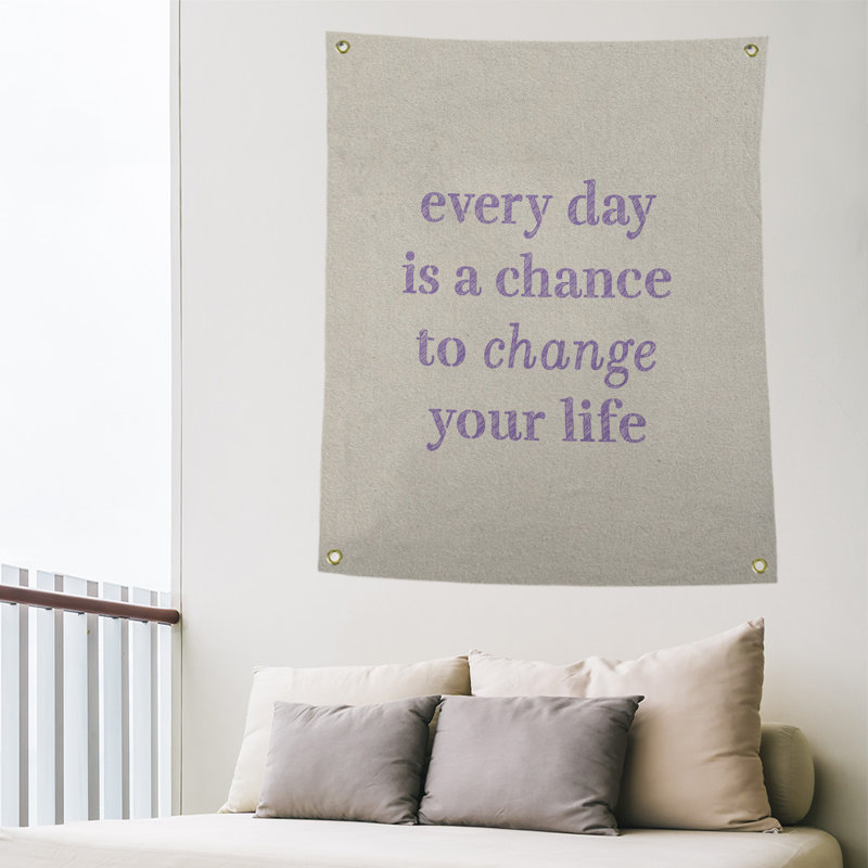 Tapisserie en polyester changer votre citation vie, H 80 po x l 59 po, Blanc / Mauve