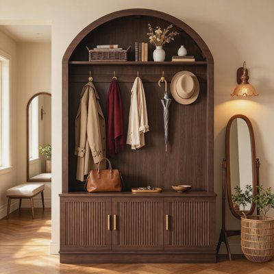Arbre d'entrée tout-en-un noyer grain de campagne, banc de rangement arqué en tissu avec portes cannelées, tablettes réglables et 5 crochets en métal pour le couloir du vestibule