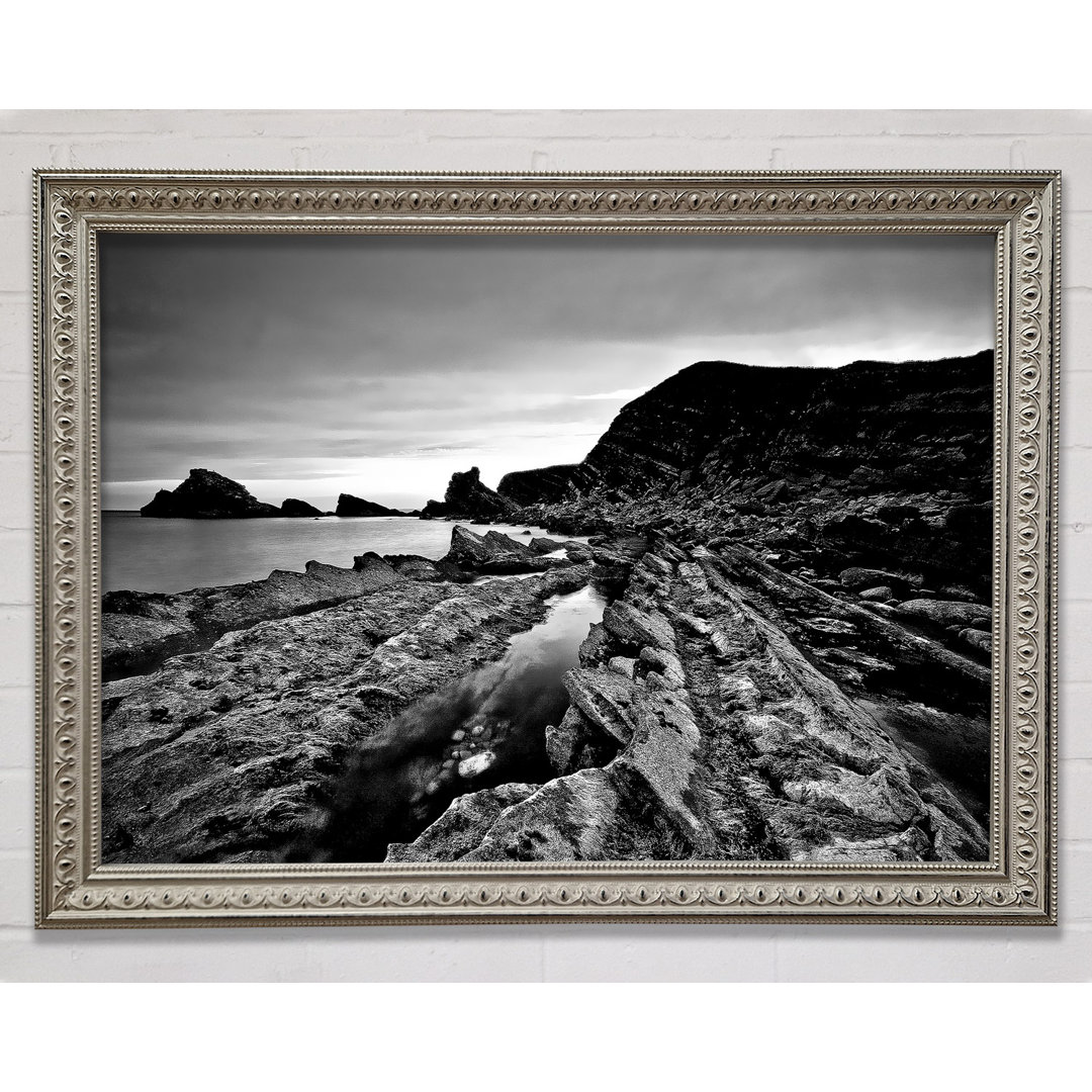 B N W Cliffs Around The Ocean Gerahmter Druck