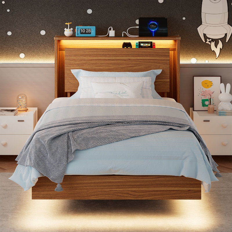  Base de lit flottante pleine grandeur avec tête de lit et station de charge, base de lit plateforme en bois avec lumières DEL, sans bruit, aucun sommier nécessaire - facile à assembler - noyer