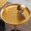 Table de bout à plateau en métal doré: base en marbre naturel, polyvalente, finition latérale élégante réglable