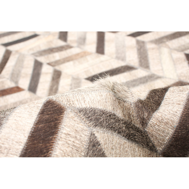 Tapis gris en peau de vache 4 pi 8 po x 6 pi 6 po