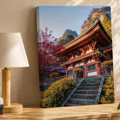 Toile dans une montagne tranquille encadrant un temple asiatique traditionnel, art mural majestueux en bois complexe
