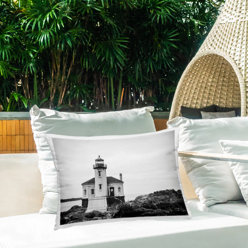 Coussin d'extérieur «Look Out» par Nathan Larson