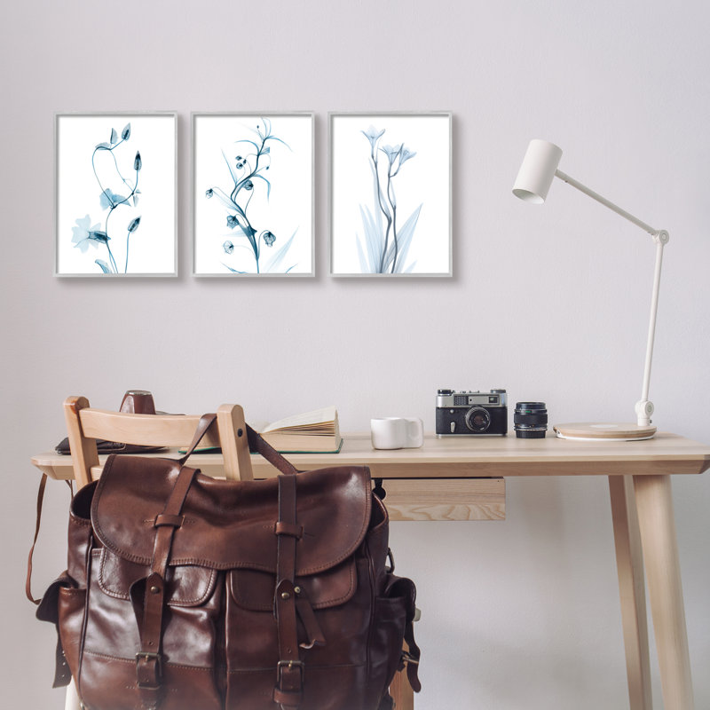 Aesthetic Minimalist Blue Botanical Floral Design par Albert Koetsier - Ensemble de 3 peintures, H 14 po x l 11 po x P 1,5 po