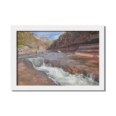 Sedona Arizona Slide Rock par Kelly Wade. Impression sur papier - Montée et encadrée avec de l'acrylique transparent