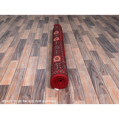 Tapis rouge princesse Bokara 4 pi 2 po x 6 pi avec médaillons géométriques, teinture végétale, laine douce et éclatante, tapis oriental noué à la main