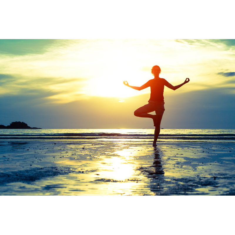 Femme faisant du yoga, H 12 po x l 18 po