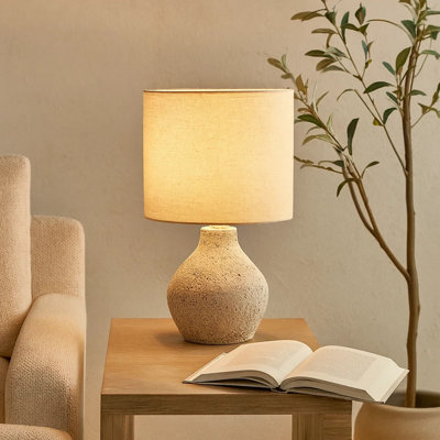 Lampe de table yahya avec base en résine beige moucheté, abat-jour en lin