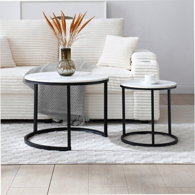 Ensemble de 2 tables basses gigognes à plateau blanc et gris, cadre rond noir et tables en bois à motif de marbre, salon, chambre à coucher, appartement, table de chevet simple industrielle moderne