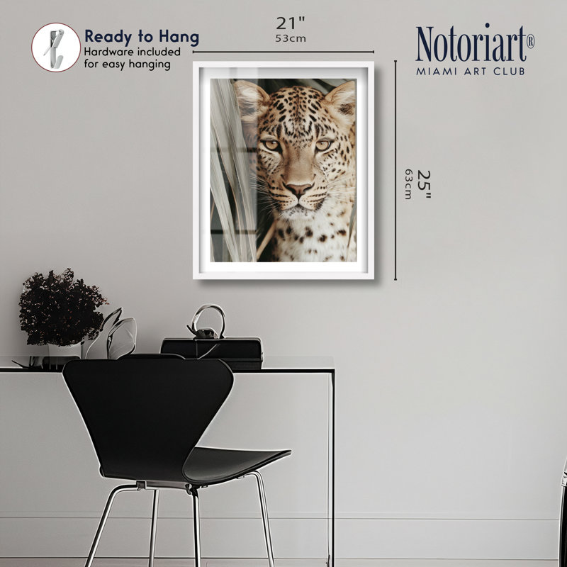 Art mural bord de mer Leopard Gaze II par Notoriart, cadre blanc, 20 x 24, H 25 po x l 21 po, Cadre blanc