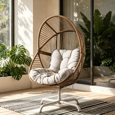 Chaise pivotante d'extérieur en osier avec coussins