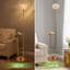 Lampe sur pied moderne avec tablette en bois intégrée, abat-jour en verre décoratif, finition laiton, 1 ampoule DEL incluse-560053491