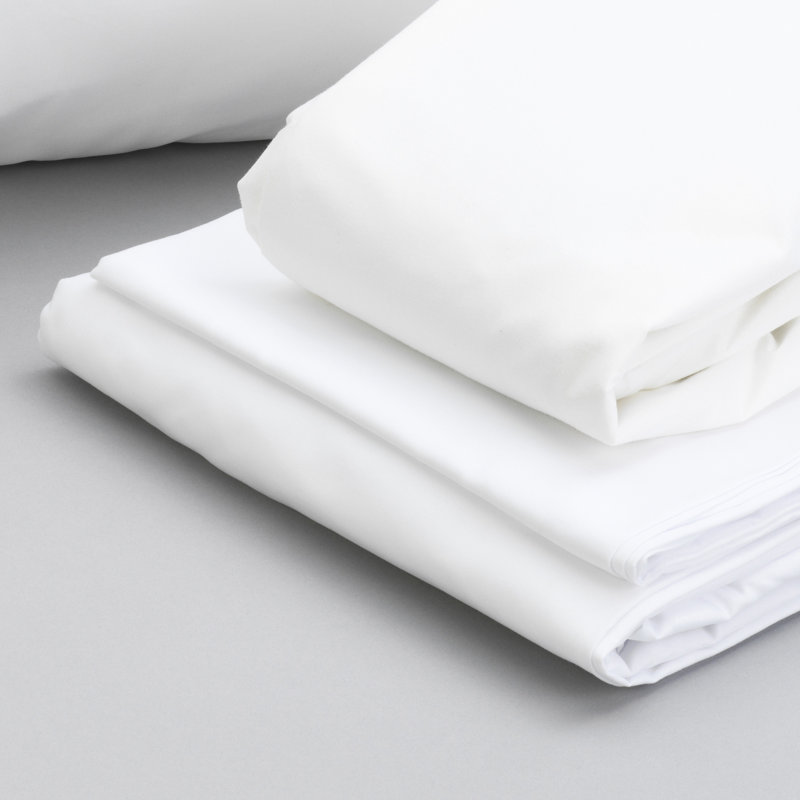 Ensemble de literie pour lit simple TG avec oreiller, drap et protège-matelas. Matériau en coton blanc. Microfibre douce 100% 100 g / m². Le protecteur protège les liquides renversés, les squames d'animaux. Coussin amovible avec fermeture à glissière