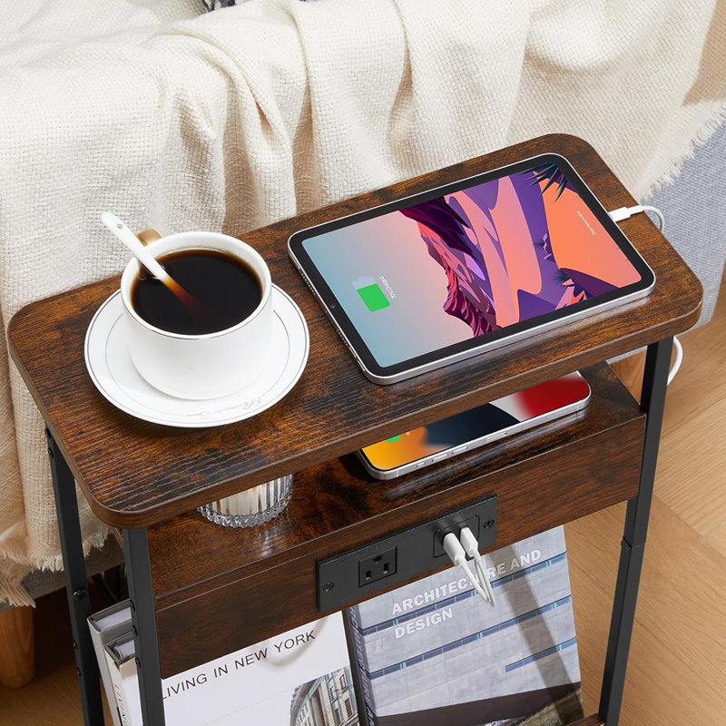 Table de chevet étroite à 3 niveaux avec station de charge, brun rustique