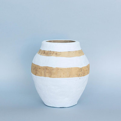 Conception simple avec vase à rayures