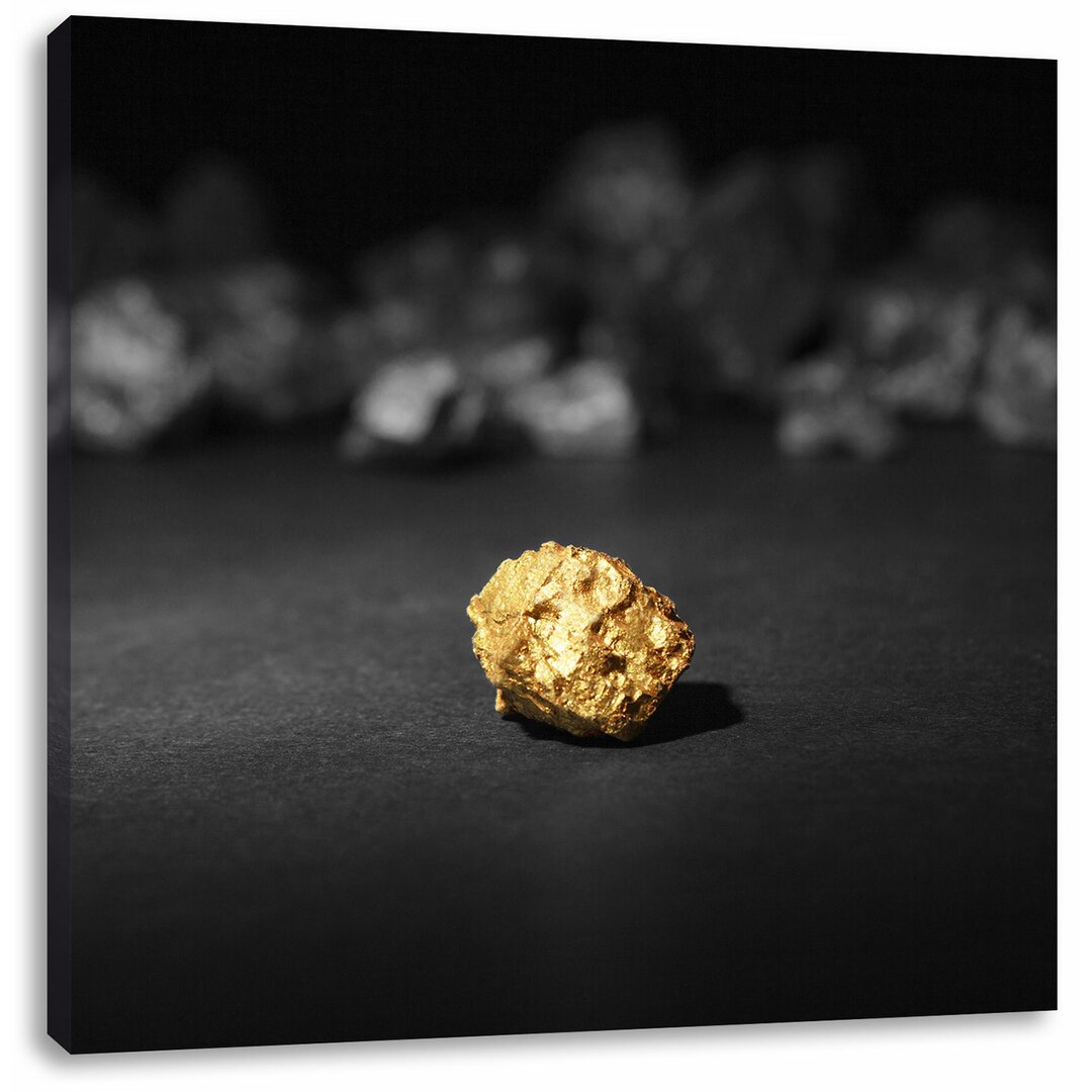 Leinwandbild Einsames Goldnugget im Vordergrund