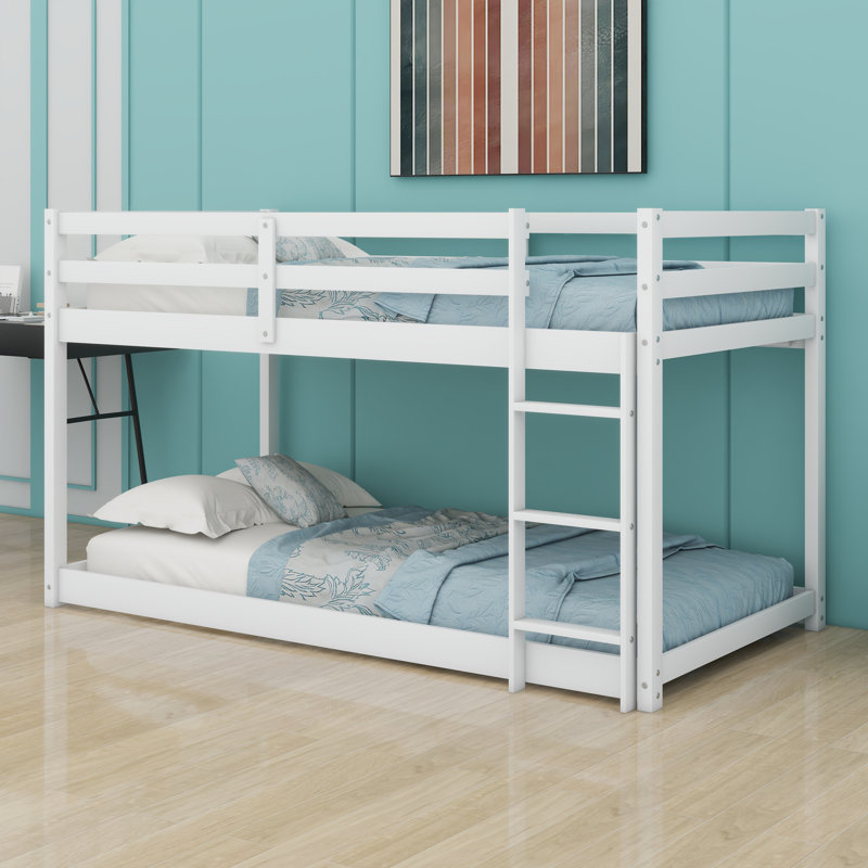 Lit superposé simple au-dessus d'un lit simple avec échelle