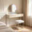 Tabouret de coiffeuse minimaliste moderne en fausse fourrure blanche avec structure en métal chromé et miroir rond haute définition
