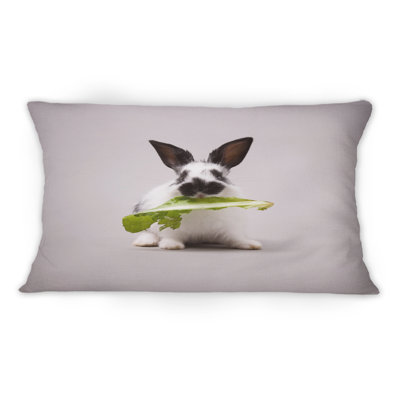 Coussin décoratif noir et blanc avec une feuille verte et un imprimé traditionnel