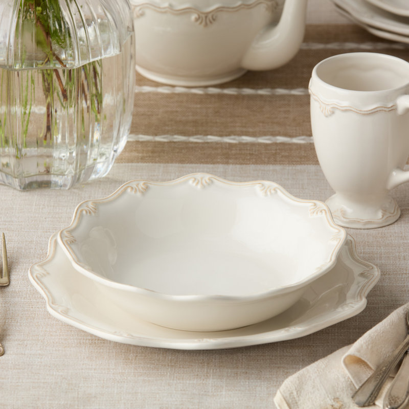 Bols à soupe 30 oz Heritage Scroll, ensemble de 4 - Grès élégant avec motif à volutes en relief - Bols ivoire à rebords larges pour chili, pâtes, ramen et ragoûts - Va au micro-ondes et au lave-vaisselle