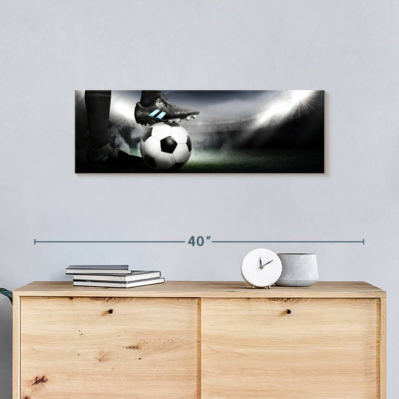 Crampons sur ballon de soccer sur toile, H 10 po x l 30 po x P 1,25 po