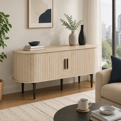 Meuble télé moderne de 120 cm avec portes coulissantes et compartiment de rangement, couleur bois naturel, pieds fuselés, idéal pour le salon ou la chambre.