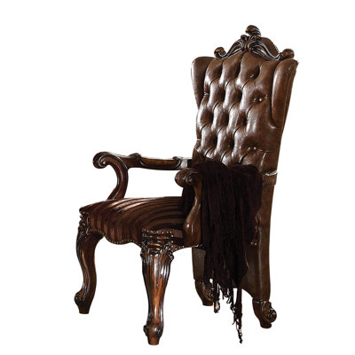 Fauteuil brun avec pieds courbés - Confort et style Confortable (de 2) garniture cloutée décorative