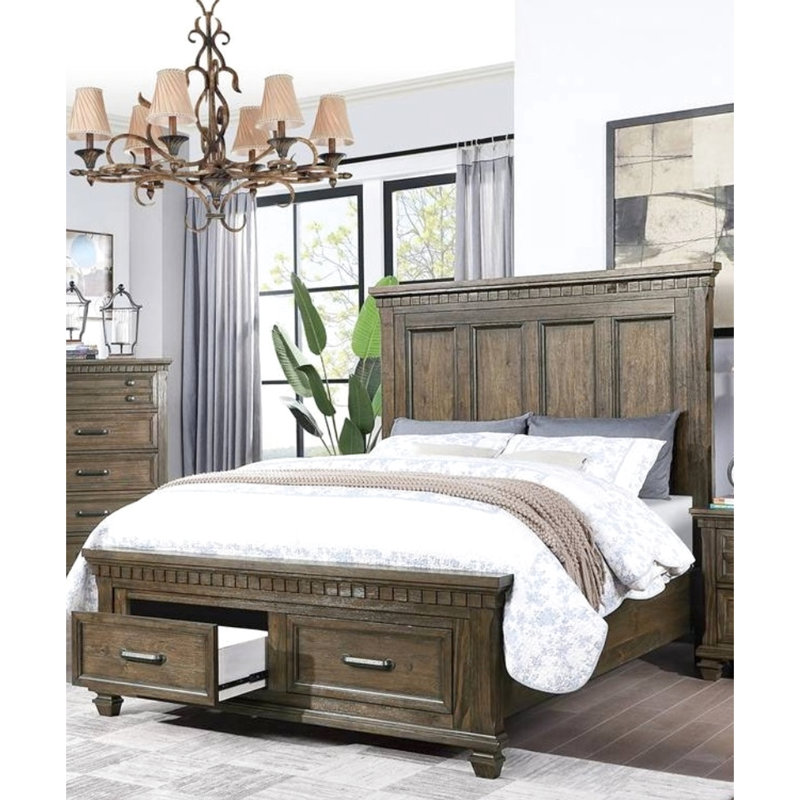 Très grand lit avec tiroirs en bois brun et tête de lit en tissu pour une chambre à coucher traditionnelle