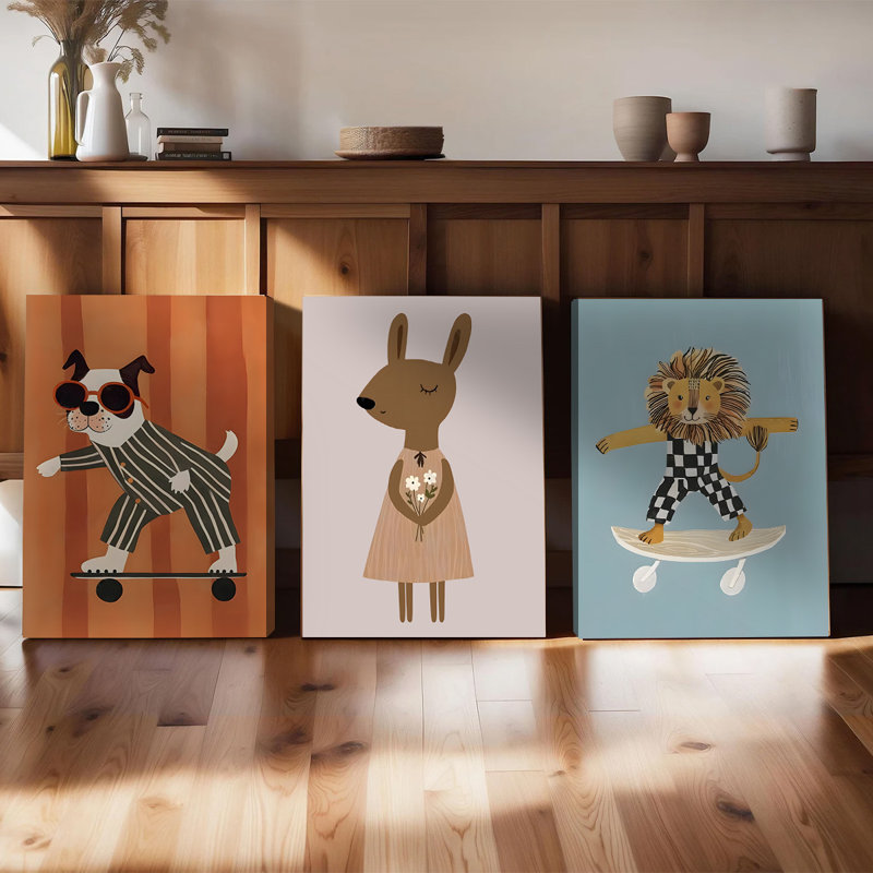 Ensemble de 3 affiches encadrées, comprenant des toiles représentant d'adorables animaux : un bouledogue stylé avec des lunettes de soleil, un lapin doux avec des fleurs et un lion cool sur un skateboard. Décoration moderne pour chambre d'enfant ou de bébé. Illustrations ludiques pour la maison.
