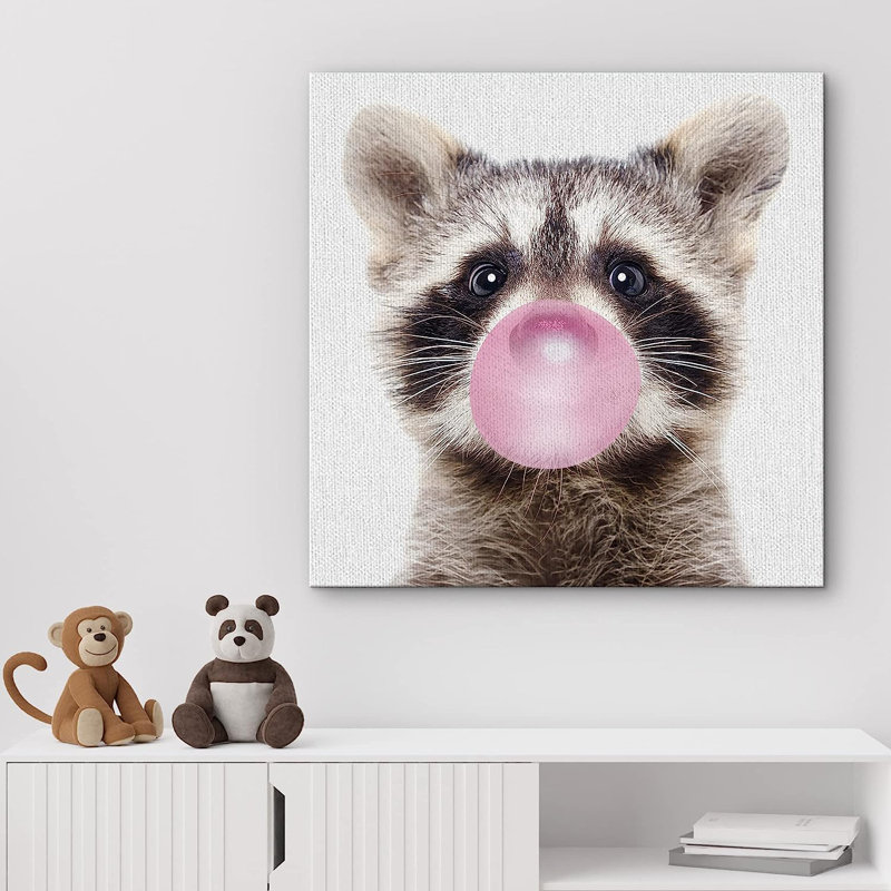 Mignon raton laveur de forêt mâchant un décor de salle de bain rose sur toile, H 24 po x l 24 po x P 1,5 po